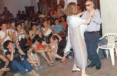MOMENTO EMOTIVO. Elvira González Fraga, secretaria de Sábato, sacó a bailar al maestro un vals.