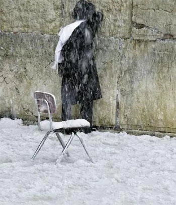 BAJO FRIO INTENSO. Un  hombre, frente al Muro de los Lamentos.