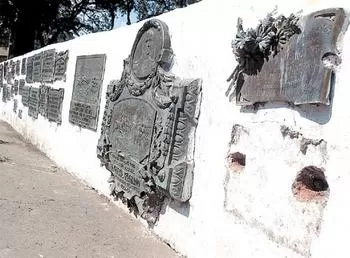 ESPACIO VACIO. En la plaza Belgrano, los delincuentes arrancaron con una barreta una enorme placa.