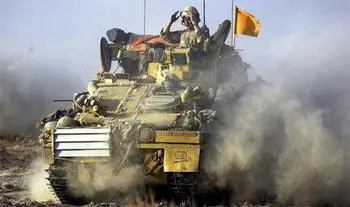 NADIE A LA VISTA. Los vehículos militares aliados transitan sin problemas por la zona desértica del sur iraquí, en la ruta hacia Basora.