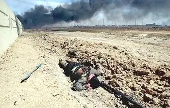 MUERTE Y DESOLACION. El cuerpo de un soldado de Saddam yace sin vida en las afueras de Basora.