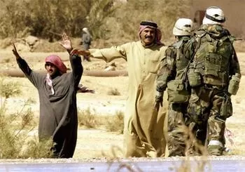 EN NASIRIYA. Soldados norteamericanos obligaron a civiles iraquíes a bajar de sus vehículos y a una requisa, cuando avanzaban hacia Bagdad.