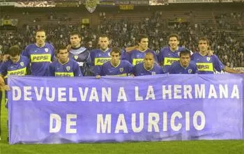 EXIGENCIA. Los jugadores de Boca salieron con una bandera en reclamo por la liberación de Florencia.