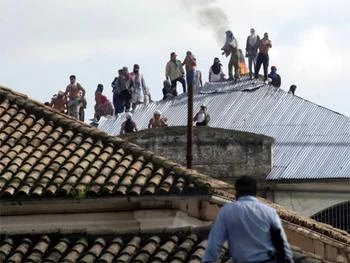 SERIO PROBLEMA. Los alzamientos de los internos terminan casi siempre con roturas en los pabellones.
