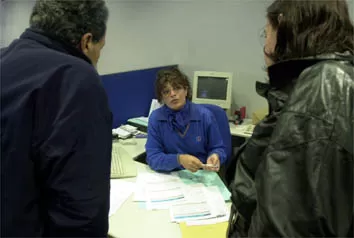 A ULTIMO MOMENTO. Una empleada del Banco del Tucumán recibe la oferta de una tenedora de bonos.