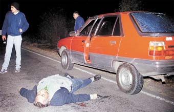 TRAGICO DESENLACE. Uno de los supuestos delincuentes terminó muerto sobre la ruta, al lado del vehículo en el que se movilizaba.
