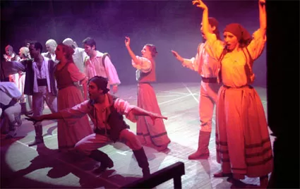MUSICAL EXITOSO. Parte del elenco de “Drácula” durante la primera función que se realizó en el Alberdi.