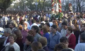 MARCHA DE FE Y ESPERANZA. Más de 5.000 personas peregrinaron ayer junto a la imagen del santo.
