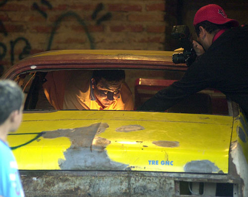 TRABAJO PERICIAL. Personal de la Policía Científica revisa un viejo Chevrolet en el garaje de una casa. LA GACETA / HECTOR PERALTA 