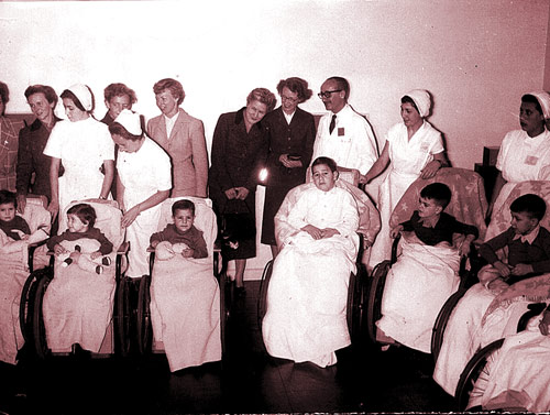 EN TUCUMAN. Niños afectados en 1956 reciben atención en el hospital. LA GACETA 