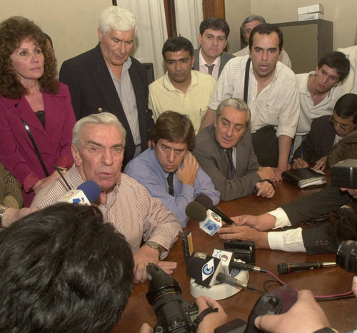 EN 1999. Bussi brinda una conferencia de prensa acompañado por dirigentes de FR en el año que ganó la banca. LA GACETA / ANTONIO FERRONI