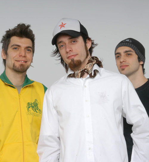 Carajo explora nuevos territorios y Karma siempre le hace el aguante