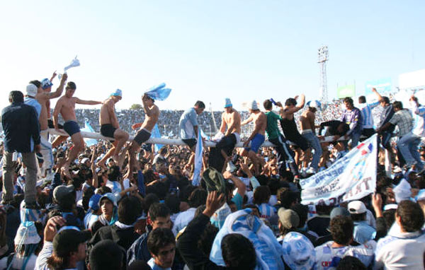 FESTEJO LOCO. Los integrantes del plantel celebran esta alegría del ascenso al Nacional B. LA GACETA / FRANCO VERA
