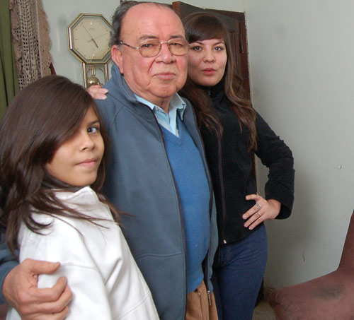 FELIZ. Luis Sosa, rodeado por sus nietas Romina y Solange. Está contento e ilusionado por el presente “decano”.LA GACETA / OSVALDO RIPOLL
