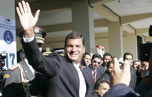 PALPITANDO EL TRIUNFO. Correa saluda a sus partidarios a la salida del lugar de votación, donde anticipó que el resultado lo iba a favorecer. REUTERS 