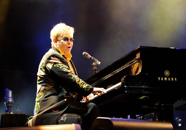 EFUSIVO. Elton John agradeció la ovación que le brindó el público argentino. DyN