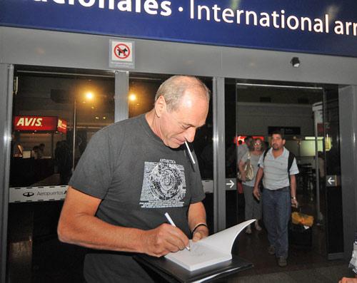 CON GANAS DE FUMAR. En el aeropuerto, Zaffaroni no se negó a dedicar un ejemplar de uno de sus libros. LA GACETA / INES QUINTEROS ORIO
