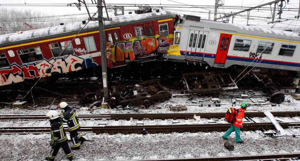 Bélgica dos trenes chocan de frente y fallecen 25 personas