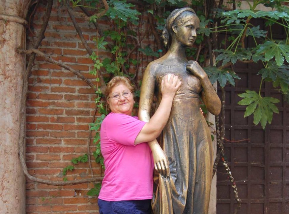Cumplió con la tradición y le tocó el busto a Julieta - LA GACETA Tucumán
