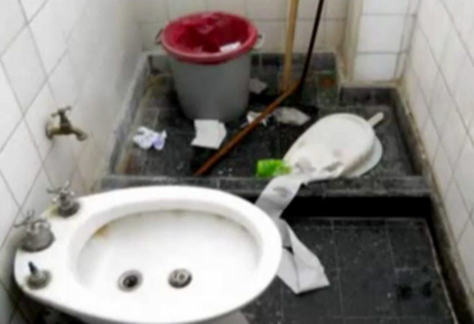 Muestran baños sucios y techos caídos en el hospital de Niños