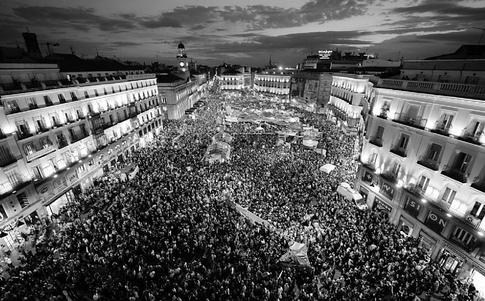 MULTITUD. La madrileña Puerta del Sol estaba repleta ayer, pese a la prohibición formal de realizar concentraciones. AFP
