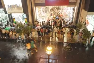 Ni la lluvia los detuvo para comprar guardapolvos