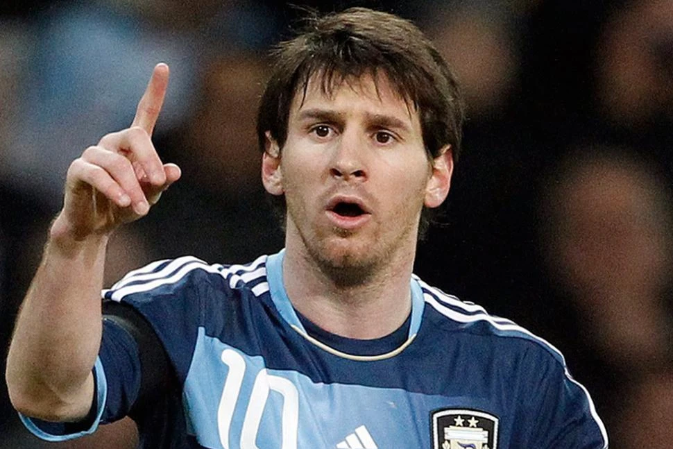 HAY QUE ESPERARLO. A Messi le sirvió la capitanía de la Selección. REUTERS