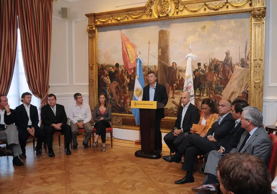 RUPTURA POLÍTICA. Macri anunció, acompañado por su Gabinete y legisladores del PRO, que suspende las negociaciones con el Gobierno nacional. NA