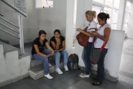 Le mordieron los hombros y el cuello