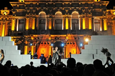 The Worms rompió paredes en la plaza Independencia con su homenaje a Pink Floyd