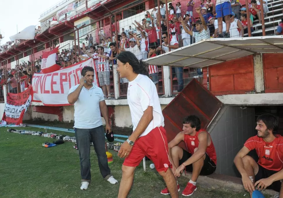 POSTALES DE LA PRESENTACIÓN. Amaya entra al campo de juego en el que gritó tantos goles y los hinchas se lo recuerdan. LA GACETA / FOTO DE HÉCTOR PERALTA