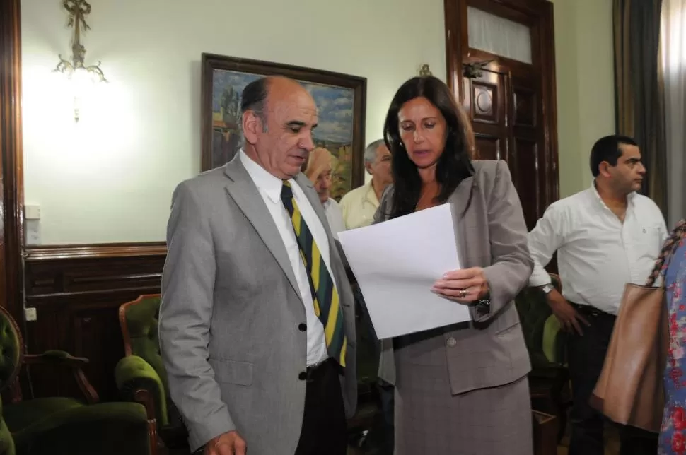 ACUERDO. Los ministros Jiménez (Gobierno) y Rojkés (Educación) firmaron el convenio con el frente gremial. PRENSA Y DIFUSION
