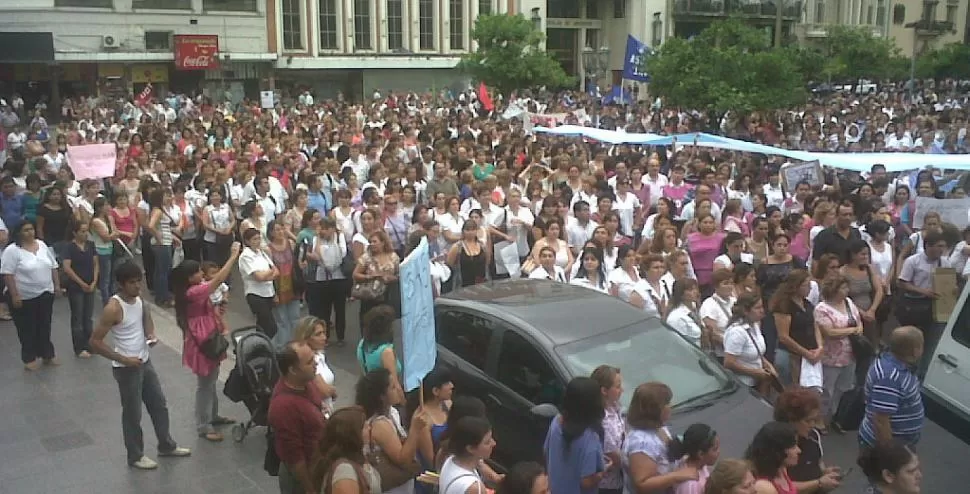 MASIVA. La manifestación concentró a docentes de distintos gremios. LA GACETA/FOTO DE ANTONIO FERRONI VIA MOVIL