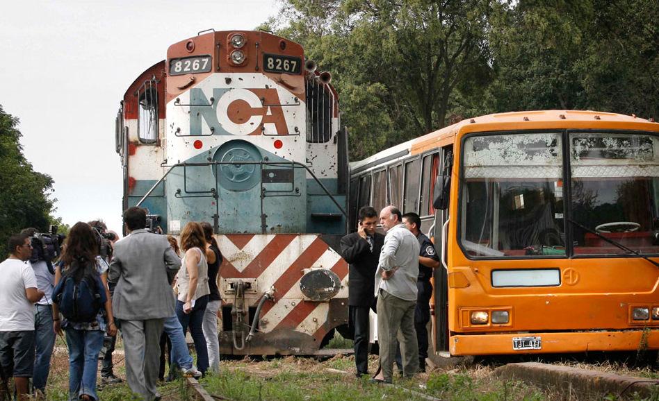 Impactantes imágenes del choque entre el tren y el colectivo que