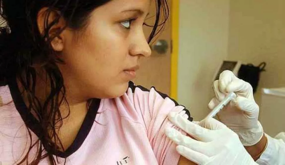 PREVENCION. En Córdoba, como en Tucumán, comenzó la campaña de vacunación antigripal. FOTO TOMADA DE LAVOZ.COM.AR