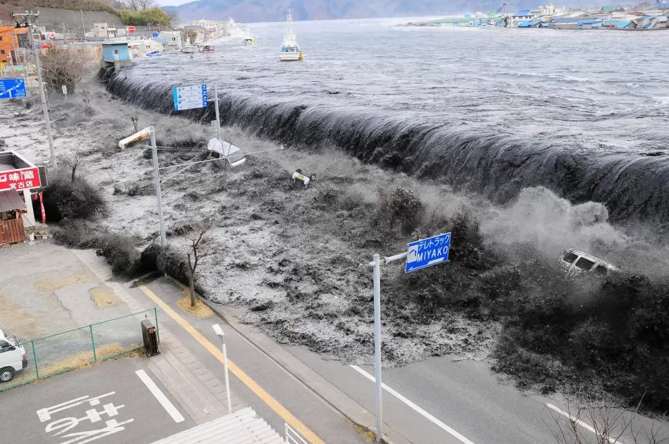 IMPRESIONANTE. La ola gigante del tsunami llega a la ciudad de Miyako. 