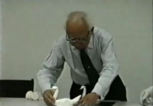 ESPECIALISTA. Akira Yoshizawa arma un cisne que parece real. CAPTURA DE VIDEO