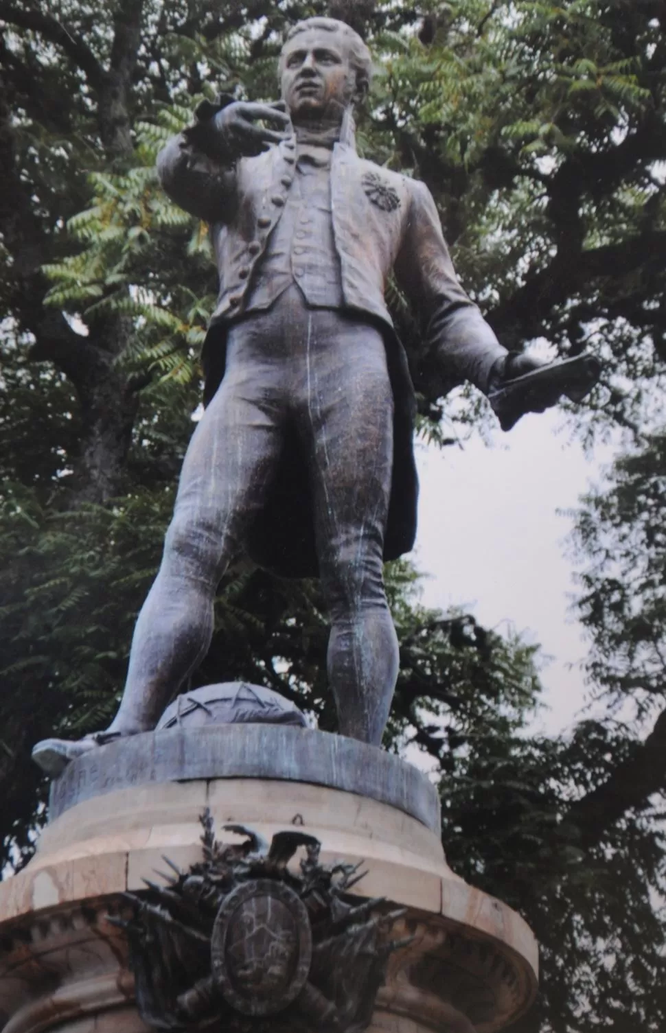BERNARDO DE MONTEAGUDO. La estatua de bronce erigida en Sucre lo muestra en actitud oratoria. LA GACETA/ ARCHIVO.