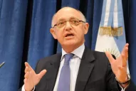 Timerman acusó a Gran Bretaña de realizar actividades ilegales en Malvinas