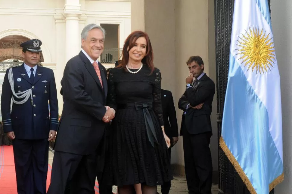 PROTOCOLO. Piñera y Cristina de Kirchner posaron para la foto en La Moneda. NA