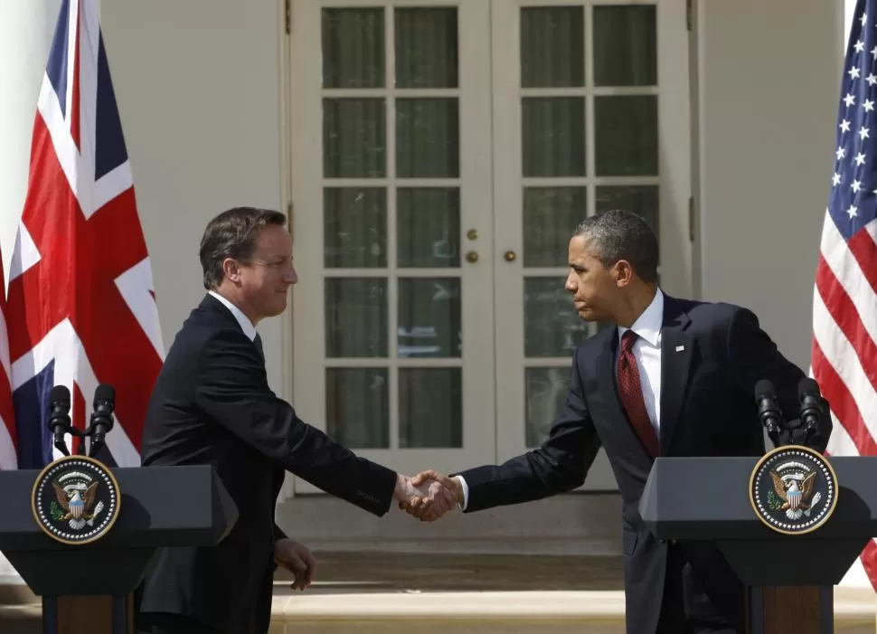 DE ACUERDO, PERO NO TANTO. Cameron y Obama en la Casa Blanca. REUTERS