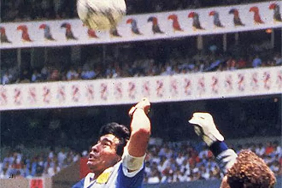 EL FUTBOL ES PARA LOS VIVOS. Maradona marcó uno de los goles más recordados de la historia de los mundiales. FOTO TOMADA DE MARCA.COM