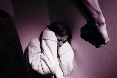 En casos de suicidios de mujeres golpeadas proponen que los agresores sean condenados