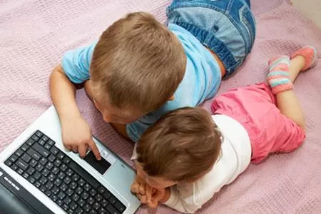 APRENDIZAJE. Los niños recurren mucho a Google. FOTO: PADRESONONES