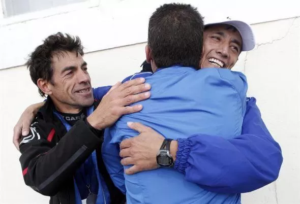 FESTEJO. Los argentinos se abrazan al terminar la competencia. FOTO TOMADA DE MINUTOUNO.COM