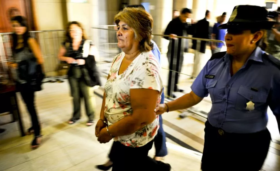 ESPOSADA. Irma Medina ingresó a Tribunales acompañada por una uniformada. LA GACETA / JORGE OLMOS SGROSSO