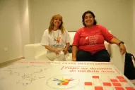 Las dos Marías están ansiosas por atender el teléfono