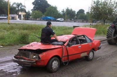 Un auto cayó al vacío en el río Gastona, en Concepción