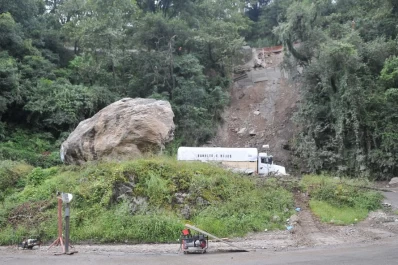 Dos camiones casi provocan un grave accidente en la ruta a los Valles