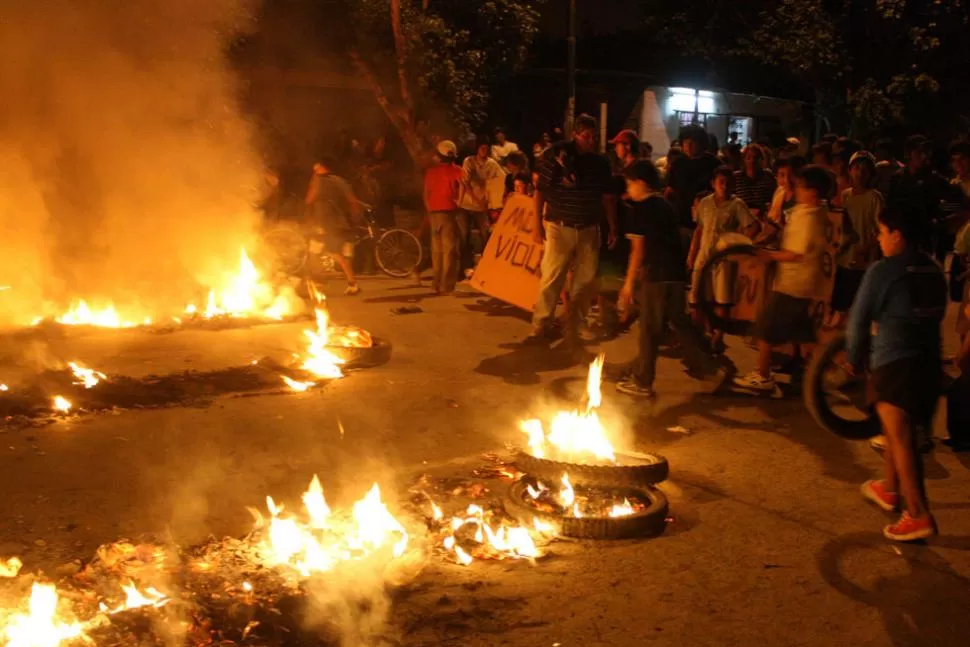 ENFURECIDOS. Los vecinos del sur de Yerba Buena quemaron cubiertas y llevaron carteles. LA GACETA / FOTO DE EZEQUIEL LAZARTE